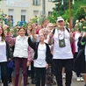Wiele osób przyszło na uroczystości w pielgrzymkach pieszych.