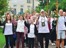 Wiele osób przyszło na uroczystości w pielgrzymkach pieszych.