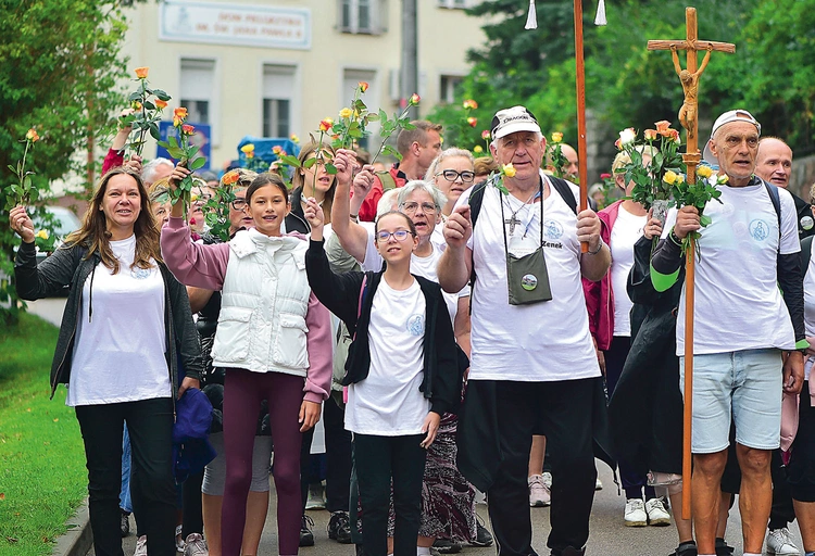 Wiele osób przyszło na uroczystości w pielgrzymkach pieszych.