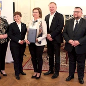 Mariola Wiesiollek (w środku) i jej mąż Joachim (drugi z prawej) zostali uhonorowani w sali balowej żyrowskiego pałacu.