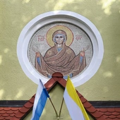 Nowa mozaika nad drzwiami świątyni. 