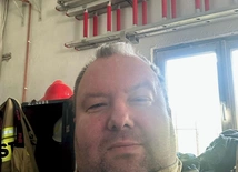Ks. Bartek zostając strażakiem, spełnił marzenie.