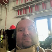 Ks. Bartek zostając strażakiem, spełnił marzenie.