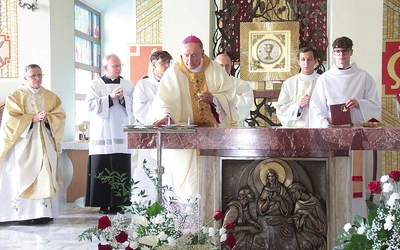Moment namaszczenia ołtarza, w którym zostały umieszczone relikwie męczenników z Pariacoto – pochodzącego z naszej diecezji Zbigniewa Strzałkowskiegoi Michała Tomaszka. 