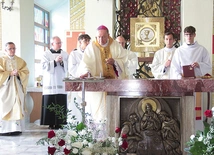 Moment namaszczenia ołtarza, w którym zostały umieszczone relikwie męczenników z Pariacoto – pochodzącego z naszej diecezji Zbigniewa Strzałkowskiegoi Michała Tomaszka. 