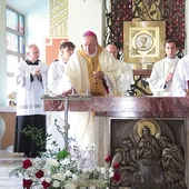 Moment namaszczenia ołtarza, w którym zostały umieszczone relikwie męczenników z Pariacoto – pochodzącego z naszej diecezji Zbigniewa Strzałkowskiegoi Michała Tomaszka. 