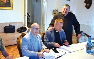 Odbiór prac z udziałem ks. S. Sławińskiego, proboszcza Ciepielowa.