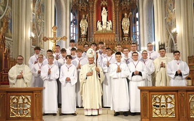 Ceremoniarze z bp. Markiem Solarczykiem, ks. Mariuszem Chamerskim i ks. Danielem Regułą. 