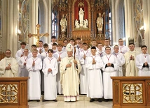 Ceremoniarze z bp. Markiem Solarczykiem, ks. Mariuszem Chamerskim i ks. Danielem Regułą. 