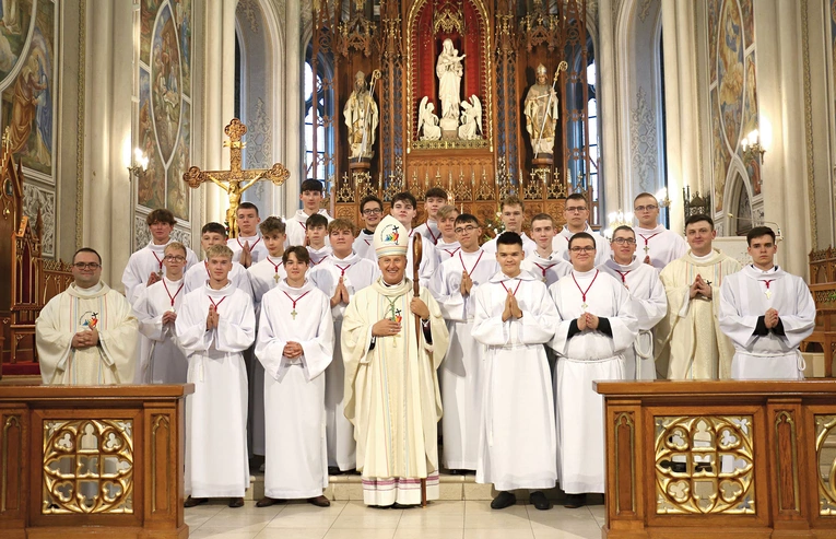 Ceremoniarze z bp. Markiem Solarczykiem, ks. Mariuszem Chamerskim i ks. Danielem Regułą. 