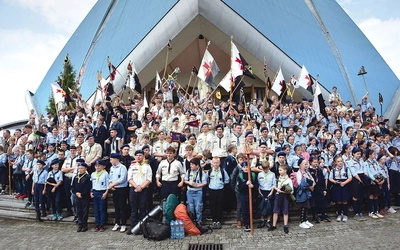 Harcerze przed radomskim kościołem MB Królowej Świata.