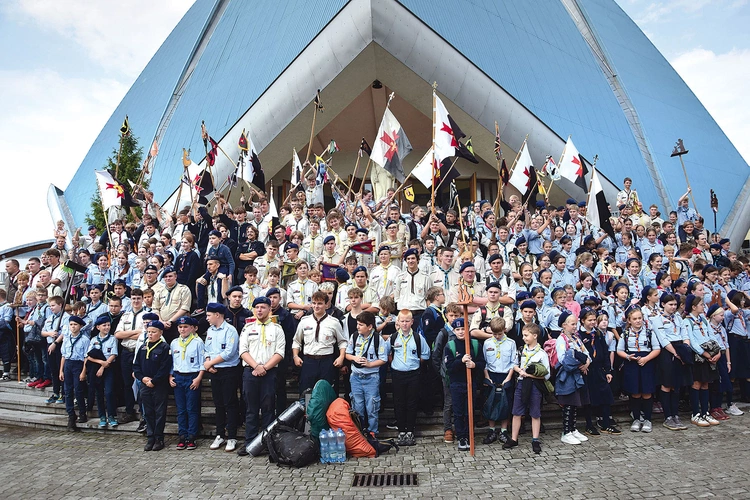 Harcerze przed radomskim kościołem MB Królowej Świata.