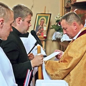 Obrzęd przyjęcia przyrzeczenia zakonnego. Kandydat trzyma świecę i wypowiada słowa ślubowania.