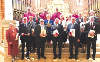 Odznaczenie „Zasłużony dla Diecezji Zielonogórsko-Gorzowskiej” zostało ustanowione przez bp. Adama Dyczkowskiego. Kandydatów – świeckich katolików wyróżniających się szczególnie aktywnym zaangażowaniem w życie Kościoła – przedstawiają parafie, dekanaty i instytucje diecezjalne. Osoby uhonorowane diecezjalnym wyróżnieniem otrzymują specjalny dyplom oraz odznaczenie w formie krzyża.