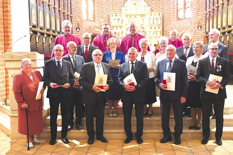Odznaczenie „Zasłużony dla Diecezji Zielonogórsko-Gorzowskiej” zostało ustanowione przez bp. Adama Dyczkowskiego. Kandydatów – świeckich katolików wyróżniających się szczególnie aktywnym zaangażowaniem w życie Kościoła – przedstawiają parafie, dekanaty i instytucje diecezjalne. Osoby uhonorowane diecezjalnym wyróżnieniem otrzymują specjalny dyplom oraz odznaczenie w formie krzyża.