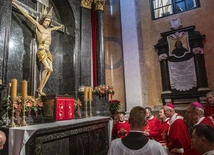 Jako dzieło sztuki jest cudem artystycznym. Jego istnienie w mieście skazanym na nieistnienie jest cudem historycznym, a adoracja wśród mieszkańców stolicy przez ostatnie 500 lat – cudem teologicznym. Na zakończenie liturgii proszono Jezusa, by nadal prowadził ku sobie stolicę, rodziny i Polskę. 
