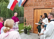 – Tutaj mamy uczyć się Boga, aby być wrażliwymi na Jego działanie w naszym życiu – przypomniał w kazaniu bp T. Lityński, który przed rozpoczęciem Mszy otrzymał klucze do kaplicy.