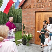 – Tutaj mamy uczyć się Boga, aby być wrażliwymi na Jego działanie w naszym życiu – przypomniał w kazaniu bp T. Lityński, który przed rozpoczęciem Mszy otrzymał klucze do kaplicy.