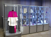 – Wystawa poświęcona bp. A. Stankiewiczowi wpisuje się w jedno z działań, które zmierzają do zorganizowania muzeum diecezjalnego. To zbiory przyszłego, mamy nadzieję, muzeum – wyjaśnia bp Adrian Put.