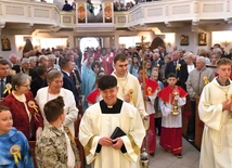 „Uczyń nas dzisiaj ludźmi modlitwy, zdolnymi do szacunku dla ludzkich nieszczęść, karmionymi Eucharystią, którą składasz w nasze ręce, i Ewangelią, którą powierzasz naszym ustom. Niech w naszych sercach płonie ogień czułości i misji” – to fragment modlitwy jubileuszowej.