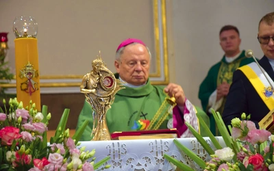 Relikwie św. Carla Acutisa na ołtarzu w ostrobramskim sanktuarium maryjnym.