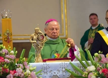 Relikwie św. Carla Acutisa na ołtarzu w ostrobramskim sanktuarium maryjnym.