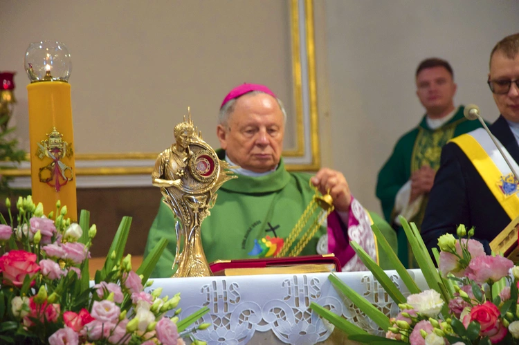 Relikwie św. Carla Acutisa na ołtarzu w ostrobramskim sanktuarium maryjnym.