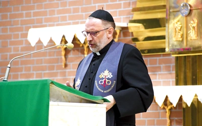 – Spowiedź nie działa jak automat. Nie jest terapią, choć ten sakrament przynosi nam ulgę, kiedy zrzucimy ciężar naszych grzechów. To dar dla dzieci Bożych, a nie ciężar czy obowiązek do wypełnienia z lęku. Niech będzie dla nas spojrzeniem na grzech, który burzy moją relację z Bogiem i drugim człowiekiem. Wyznajmy go z bólem i nadzieją na lepsze życie – mówił o. Wawrzeniecki.