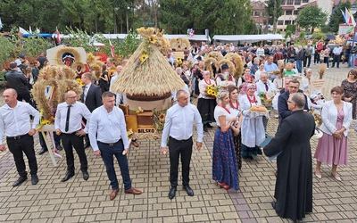 Delegacje z wieńcami żniwnymi i darami ofiarnymi. 