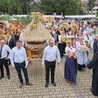 Delegacje z wieńcami żniwnymi i darami ofiarnymi. 