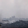 Dymy i kurz nad miastem Gaza