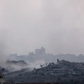 Dymy i kurz nad miastem Gaza