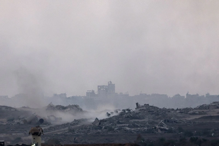 Dymy i kurz nad miastem Gaza