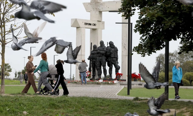 Pomnik k. „Bohaterów specjalnej operacji wojskowej” autorstwa Meirama Baimukhanova w m. Kudrowo pod Sankt Petersburgiem