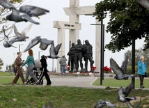 Pomnik k. „Bohaterów specjalnej operacji wojskowej” autorstwa Meirama Baimukhanova w m. Kudrowo pod Sankt Petersburgiem