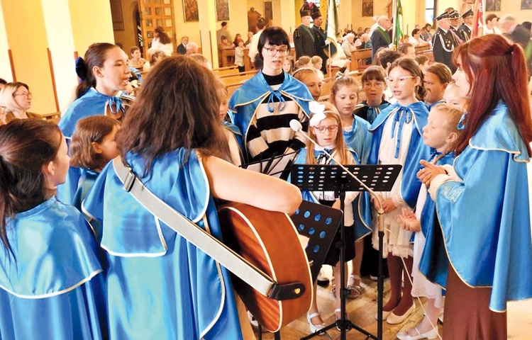 Młodzi parafianie przejmują dziedzictwo siedmiu wieków. 