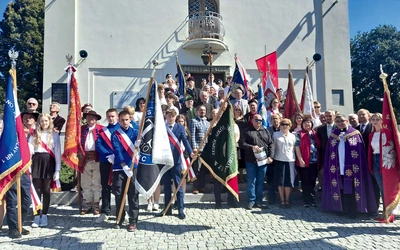 Uczestnicy żywieckiego spotkania patriotycznego. 