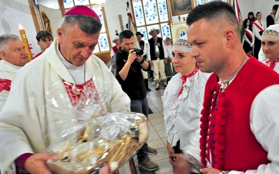 Gospodarze z Trójwsi w procesji z darami.