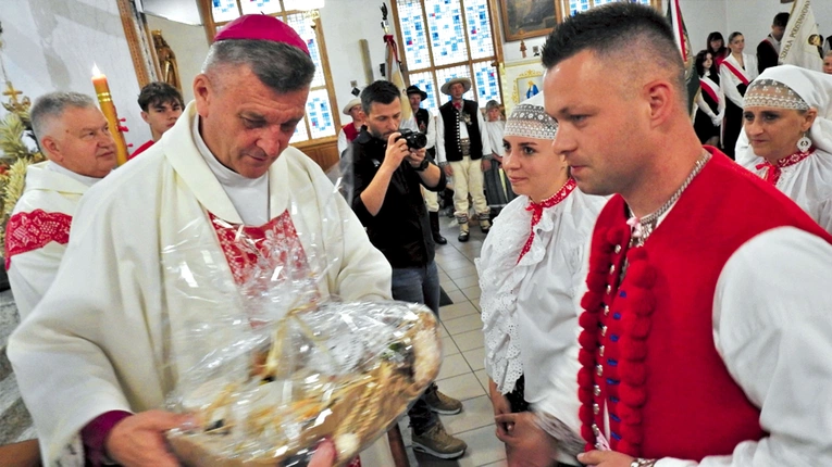 Gospodarze z Trójwsi w procesji z darami.