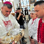 Gospodarze z Trójwsi w procesji z darami.