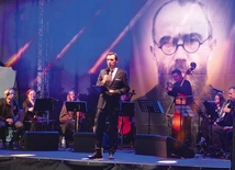 Krzysztof Ziemiec i zespół Południcy na harmęskiej scenie.