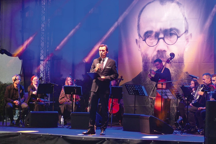 Krzysztof Ziemiec i zespół Południcy na harmęskiej scenie.