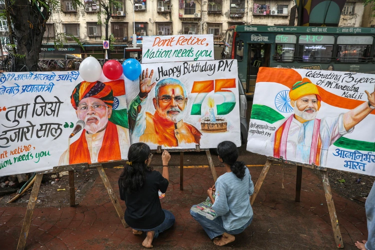 Studenci jednej ze szkół artystycznych indyjskiego przywódcy