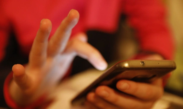 Cichy nałóg XXI wieku, który zabiera Ci ponad 4 godziny dziennie