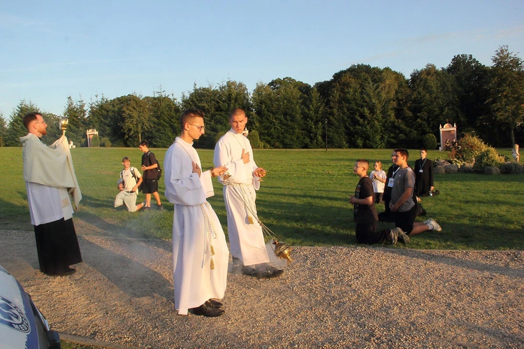 Skrzatusz Młodych - adoracja