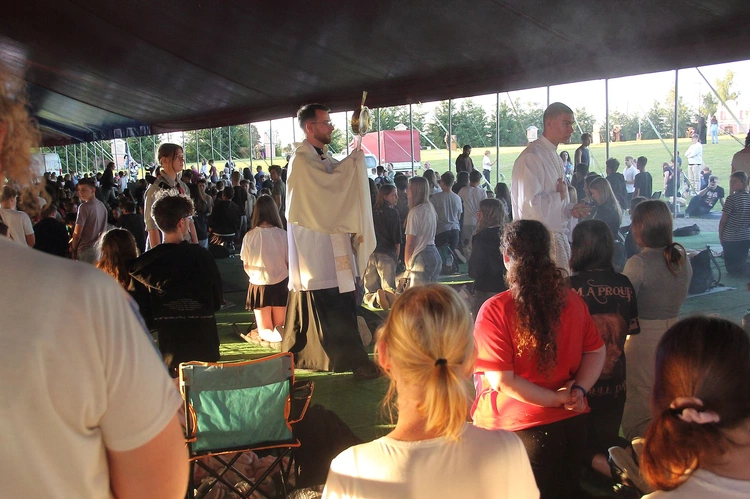 Skrzatusz Młodych - adoracja