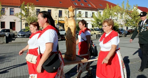 Przemarsz z figurami św. Jana Nepomucena