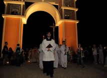 Skrzatusz Młodych - przejście przez bramę