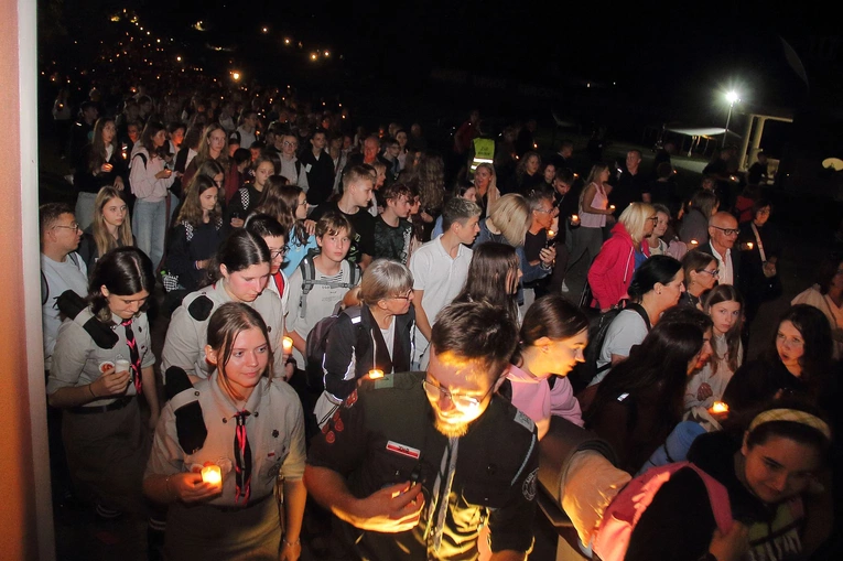 Skrzatusz Młodych - przejście przez bramę