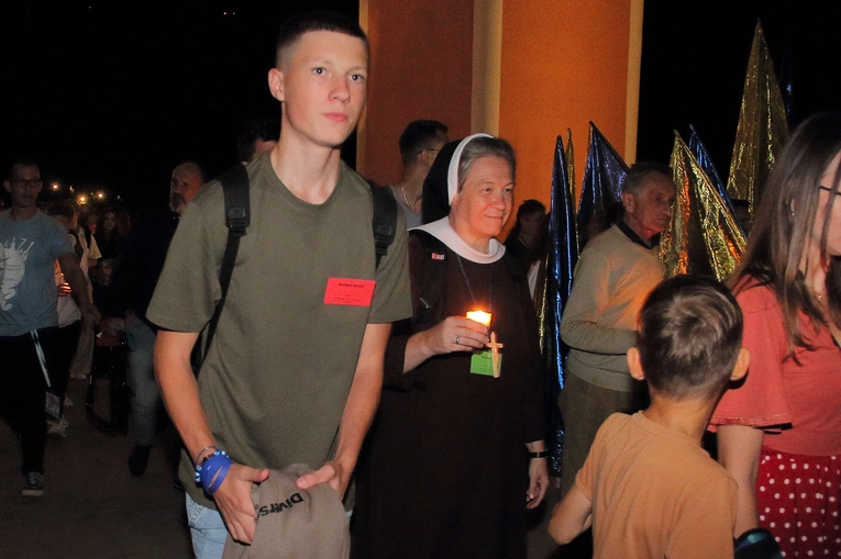 Skrzatusz Młodych - przejście przez bramę